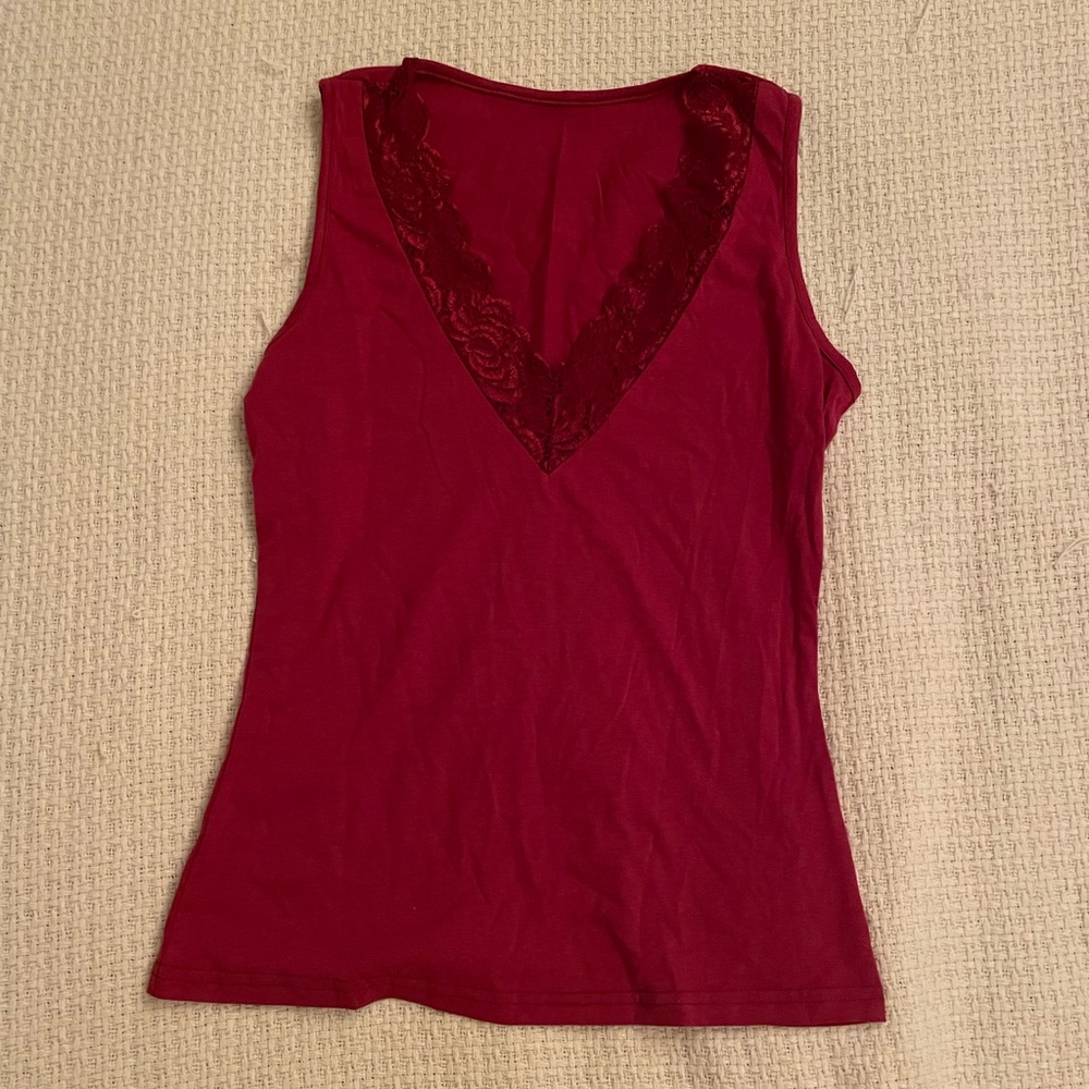 Sleeveless blouse with lace